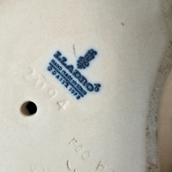 Vintage 70s Lladro Figurine Girl Holding Bunny Rabbit Gres Porcelain Spain 2094 - Picture 9 of 13